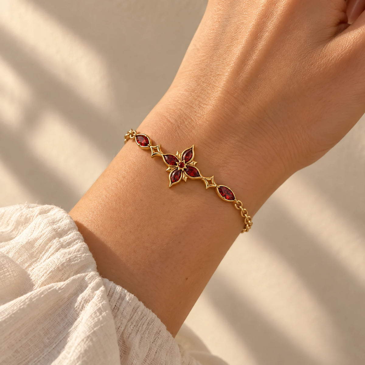 Arlecchino Bracelet in gold worn on the wrist