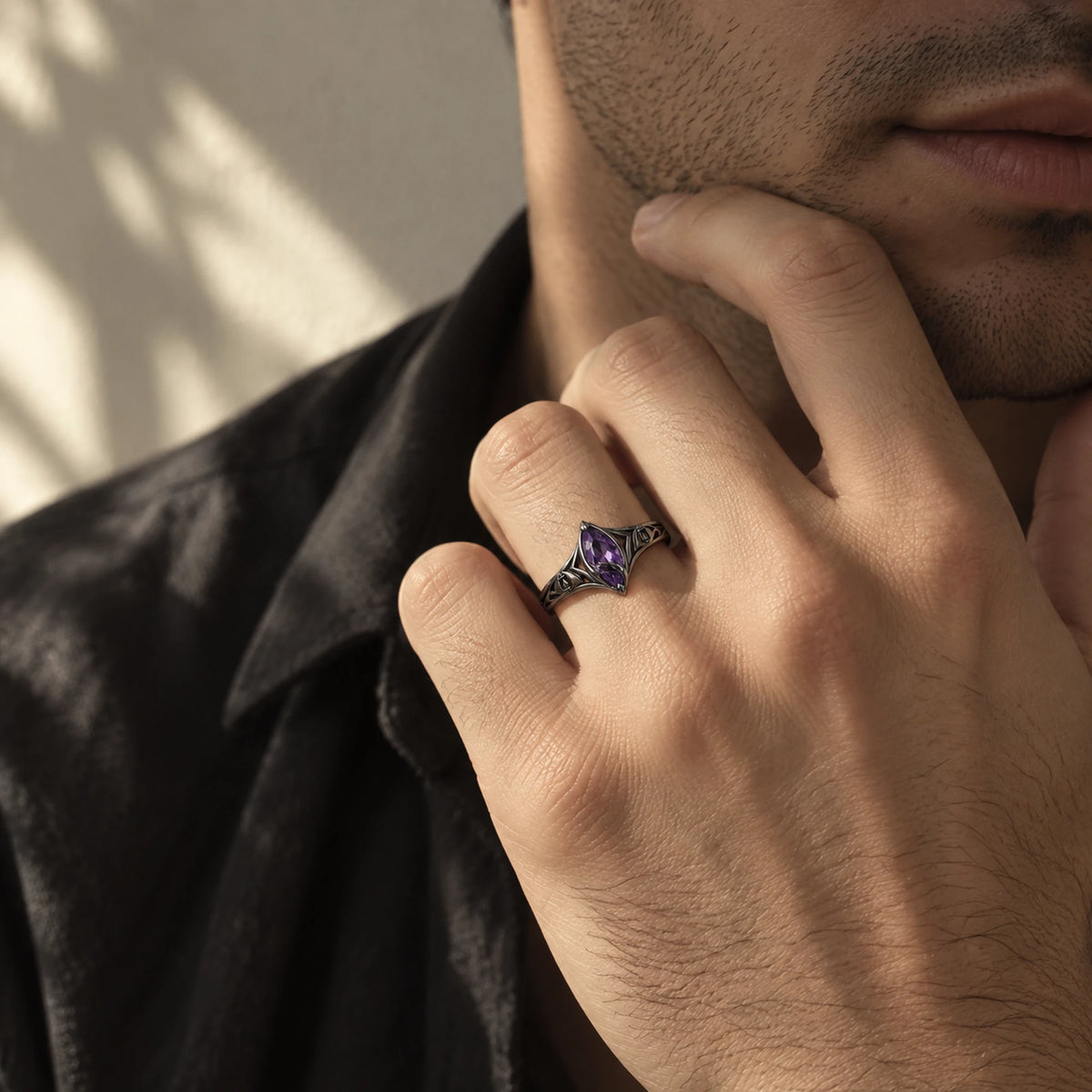 Flins Ring in black worn on a man's hand
