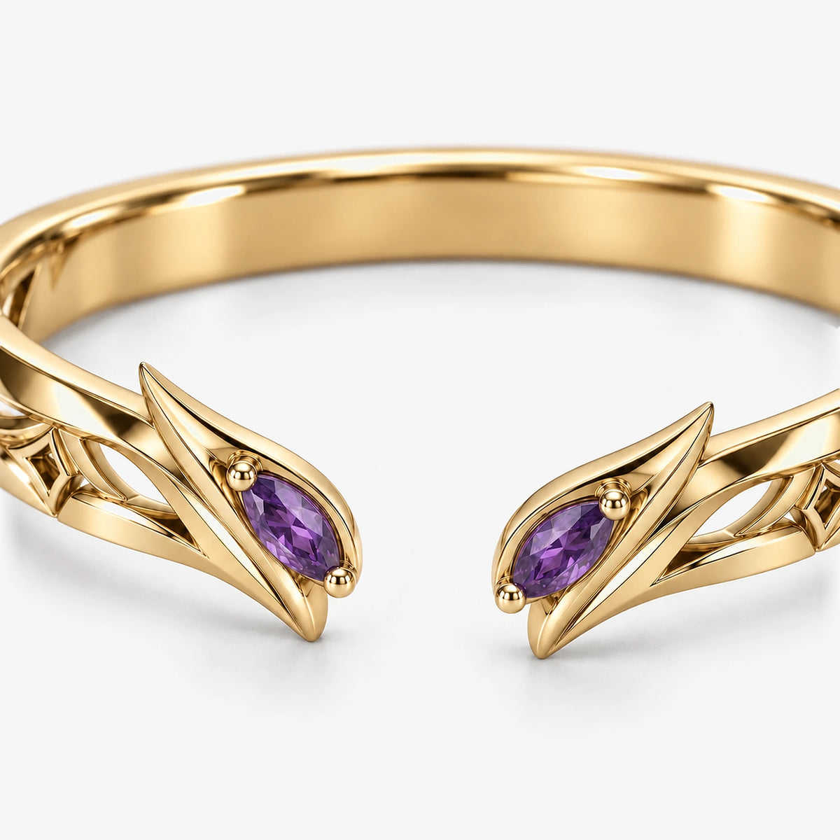 Flins Bracelet in gold, close-up