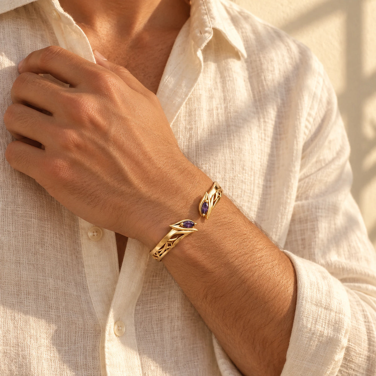 Flins Bracelet in gold, worn