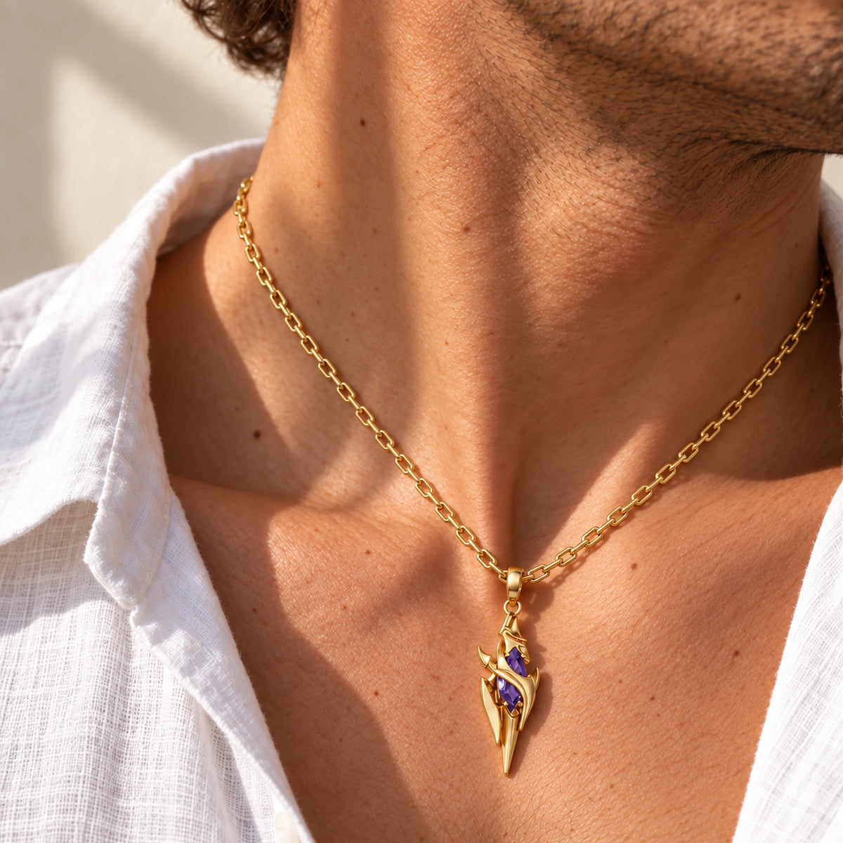 Flins Necklace in gold worn on a man's chest