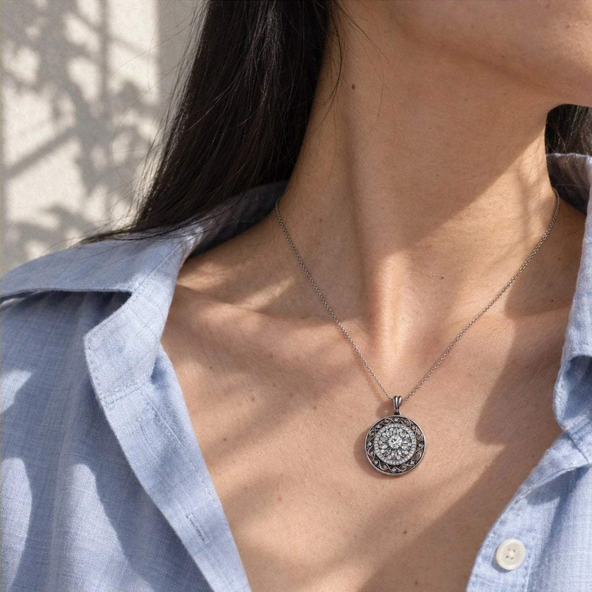 Elegant Perfume Storage Pendant, model photo