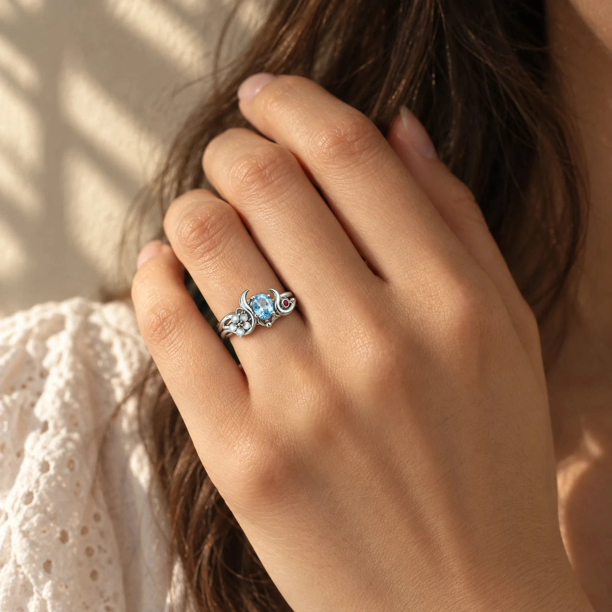 Ganyu Ring in silver worn on the hand