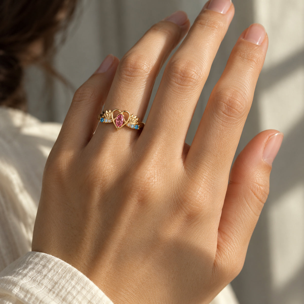 Grace Fin Ring in gold, worn