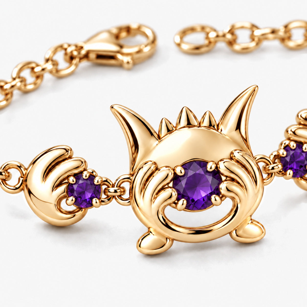 Grin Shade Bracelet in gold, close-up