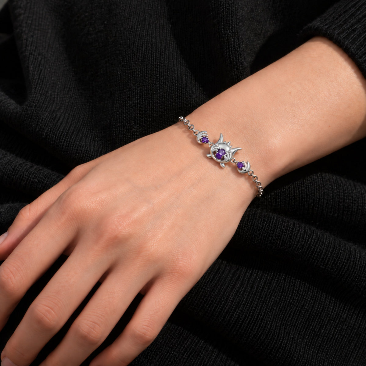Grin Shade Bracelet in silver, worn