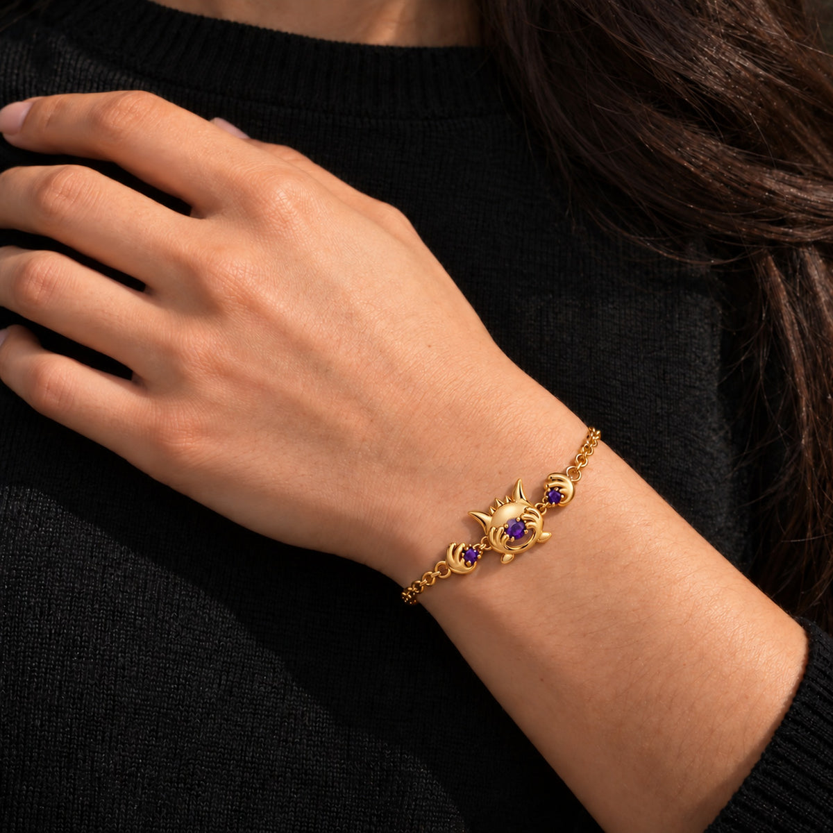 Grin Shade Bracelet in gold, worn