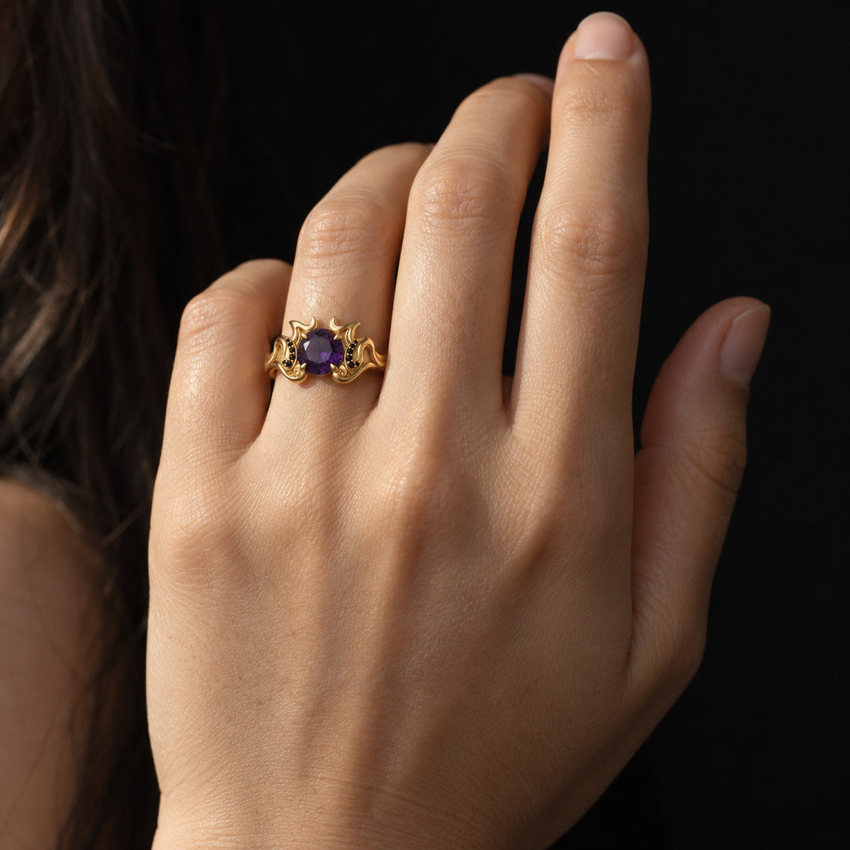 Grin Shade Ring in gold, worn
