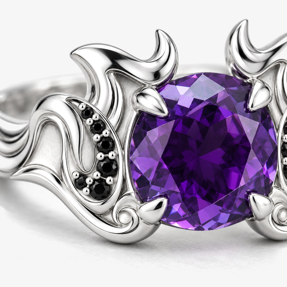 Grin Shade Ring in silver, close-up