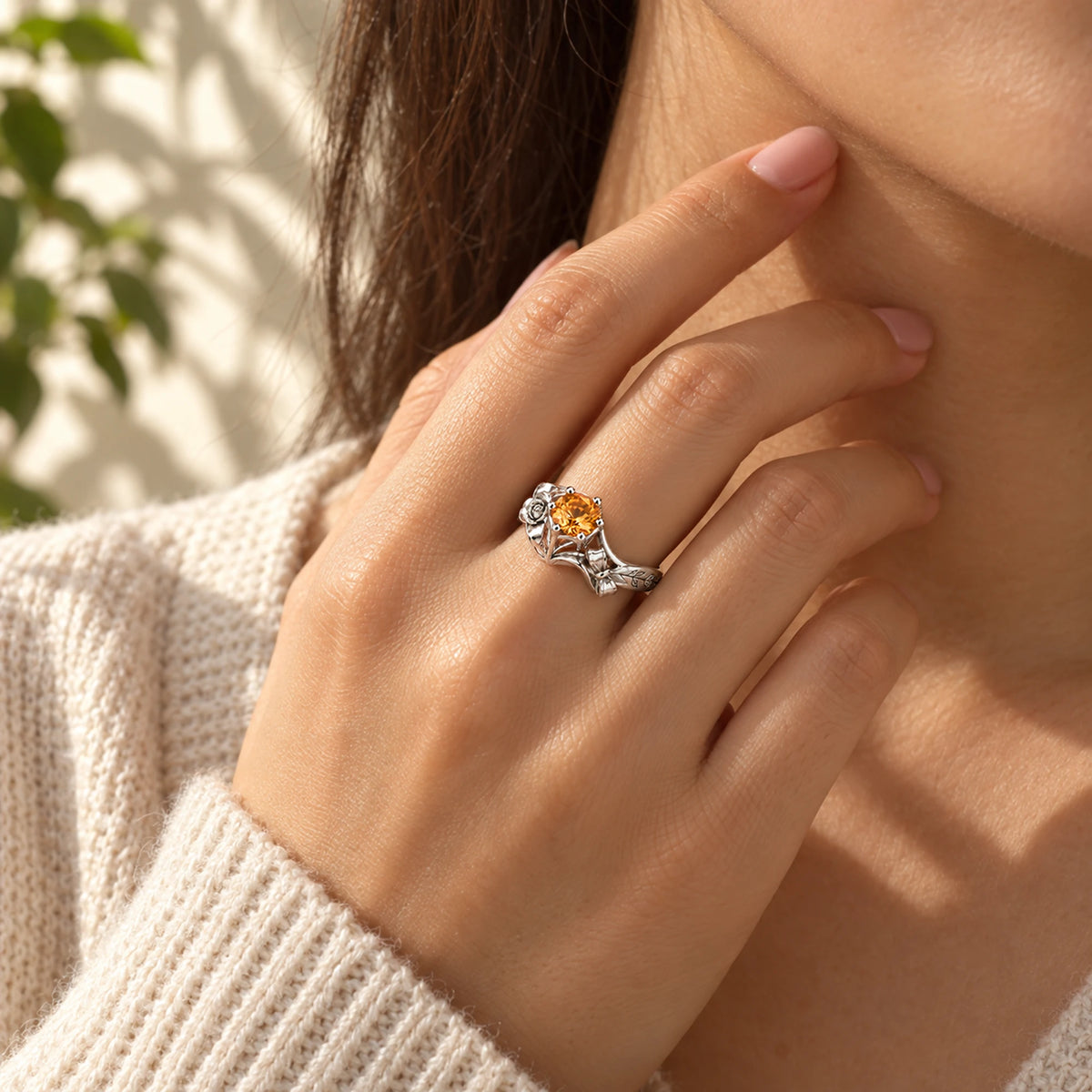 Navia Ring in silver worn on the hand