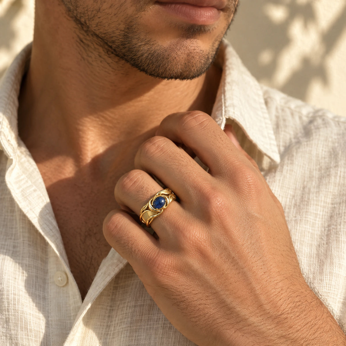 Neuvillette Ring in gold, worn on a model