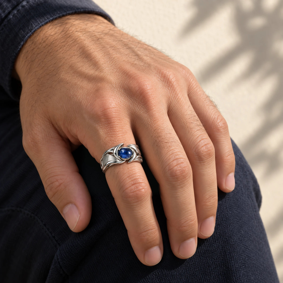 Neuvillette Ring in silver, worn on a model
