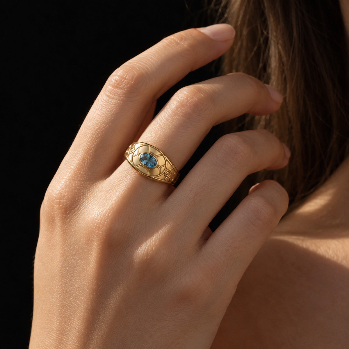 Bubble Shell Ring in gold, worn