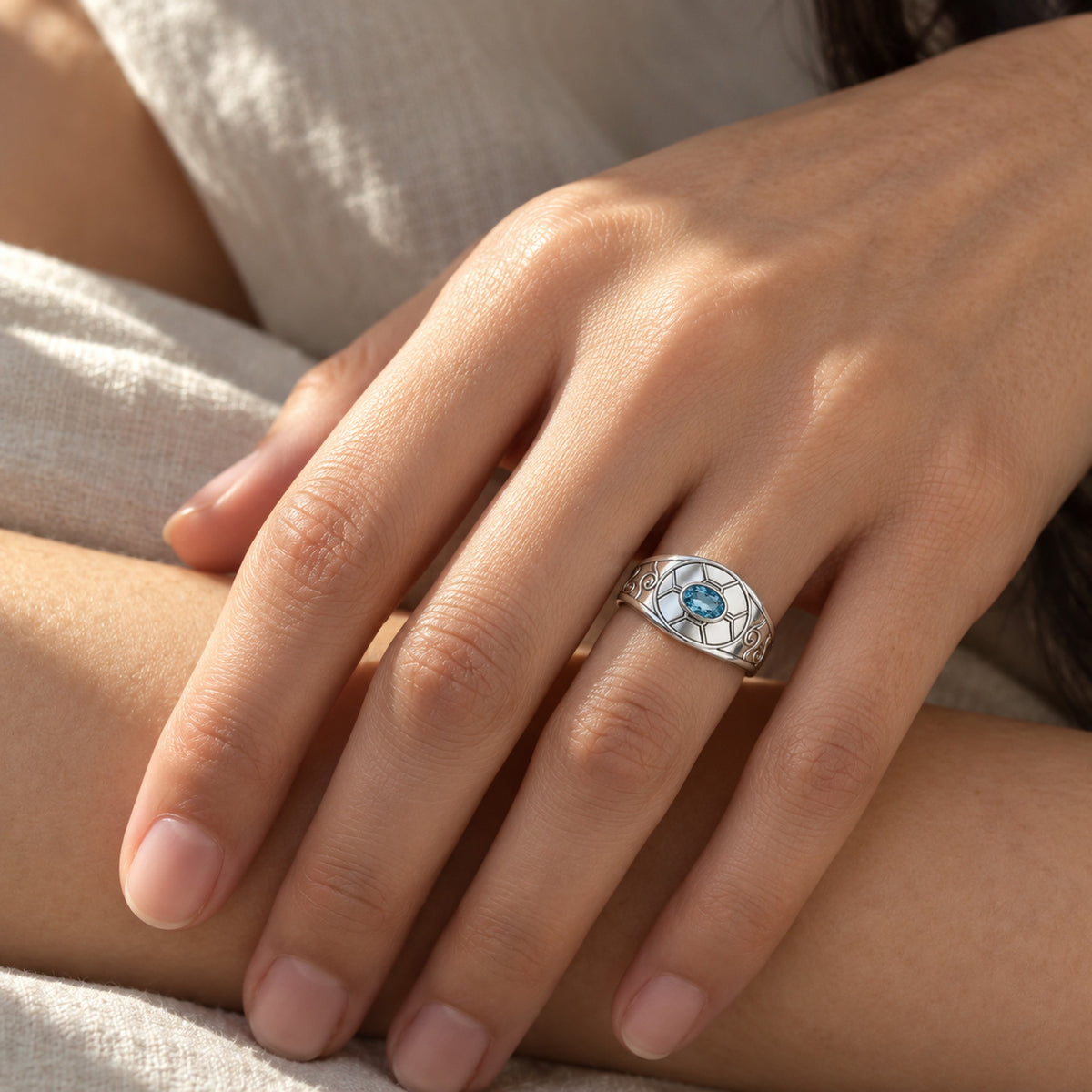 Bubble Shell Ring in silver, worn