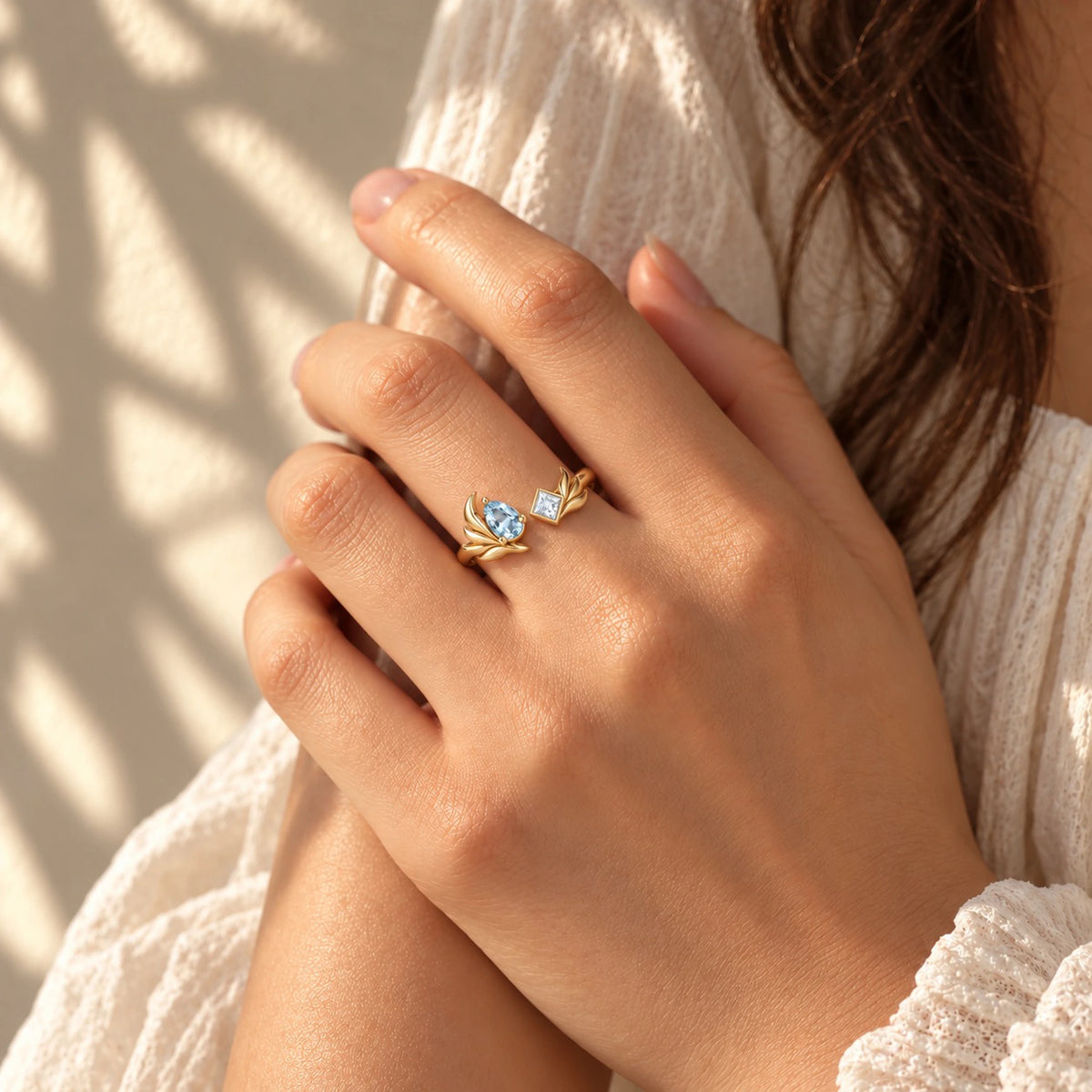 Shenhe Ring in gold worn on the hand