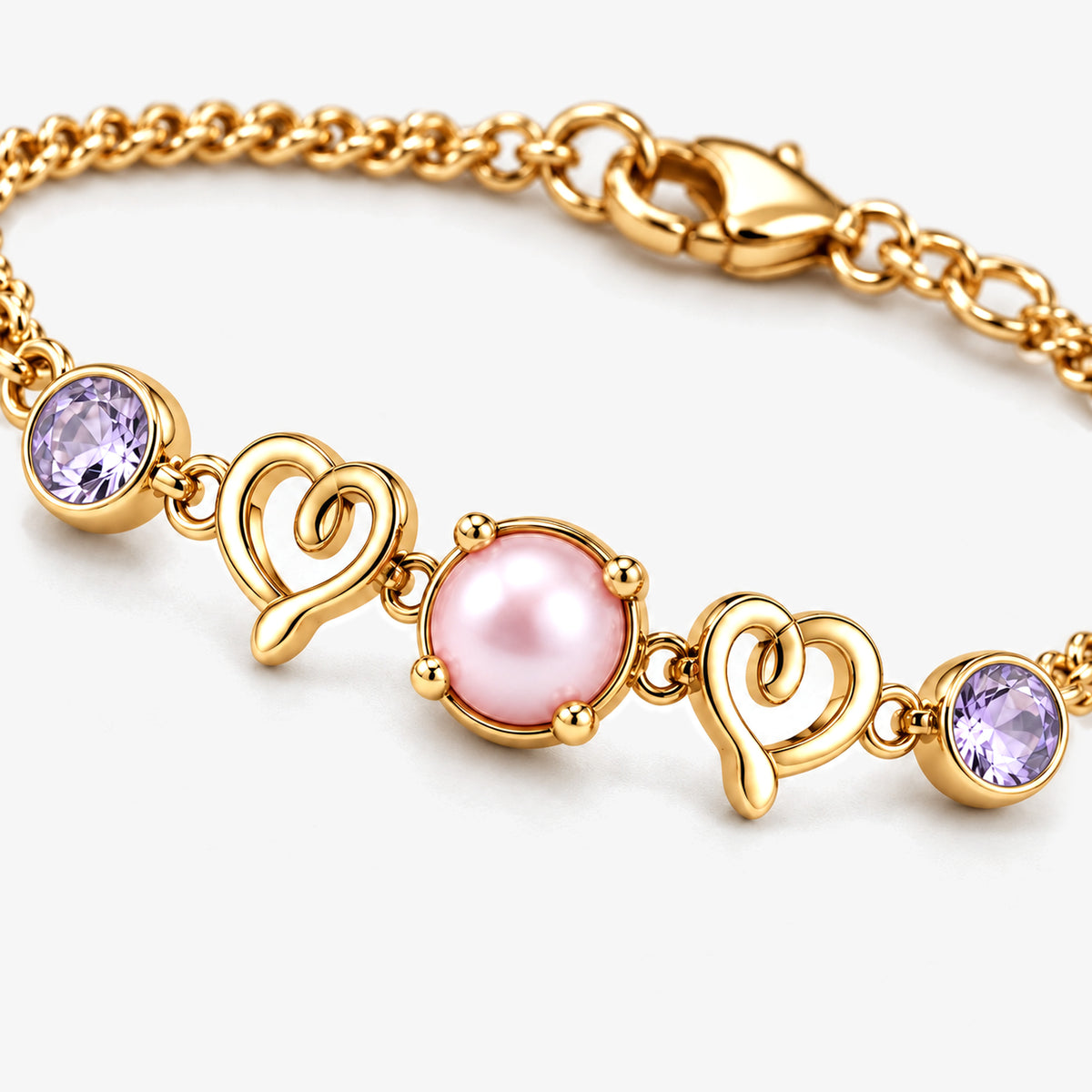 Tail Heart Bracelet in gold, close-up