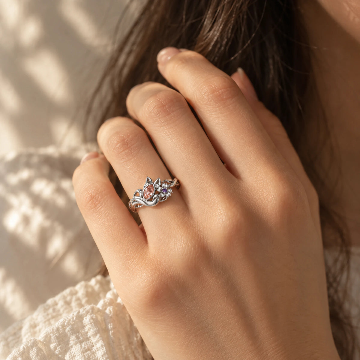 Yae Miko Ring in silver worn on the hand